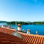 Golden Goose Guest house 4*